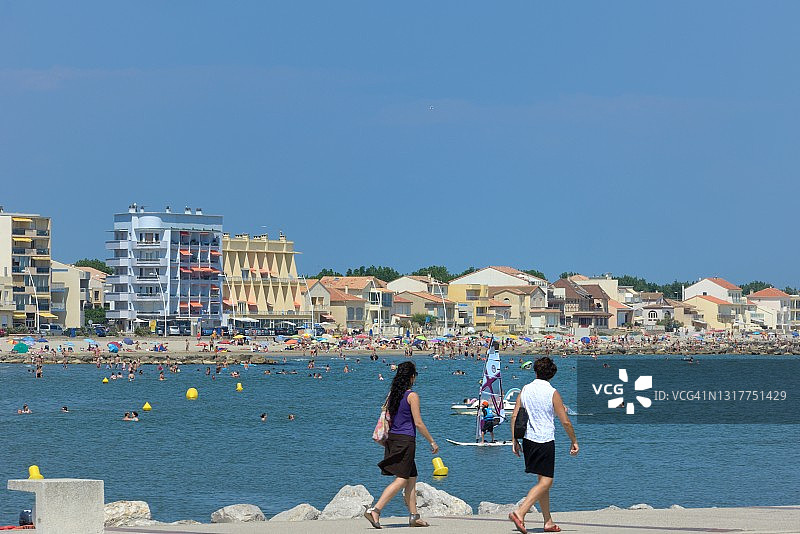 帕拉瓦莱弗洛港口附近的人们图片素材