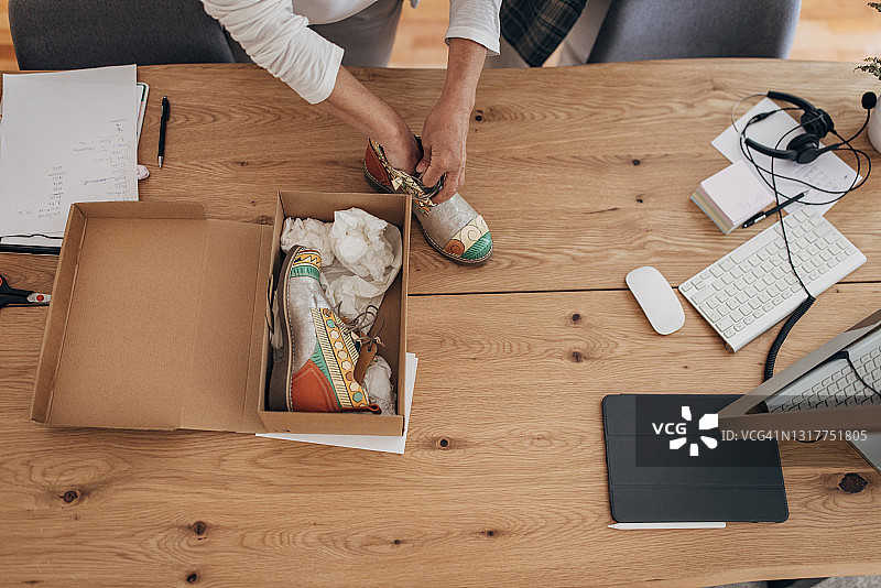 准备发给顾客鞋子的女人图片素材