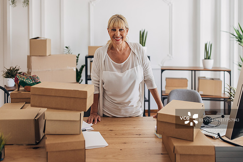 仓库里的女 работник图片素材