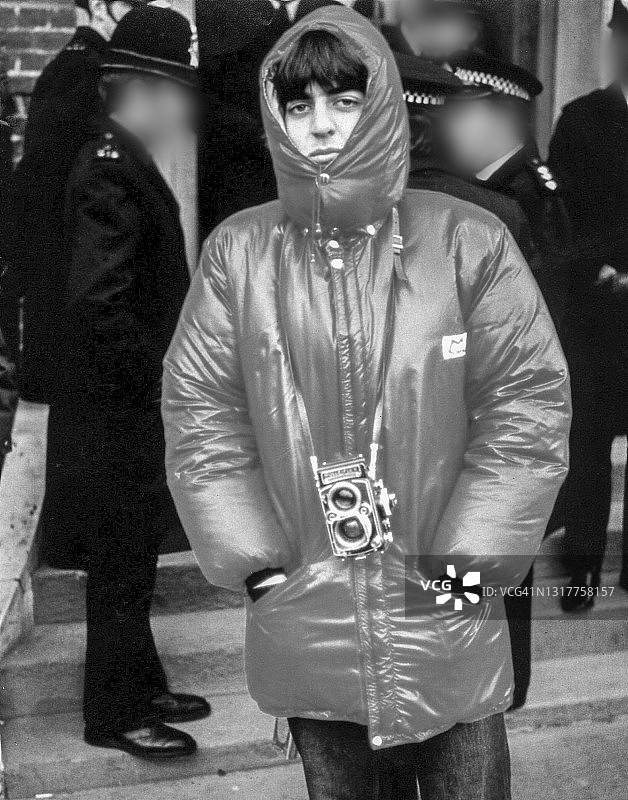 使用中画幅胶片相机的青少年摄影师图片素材