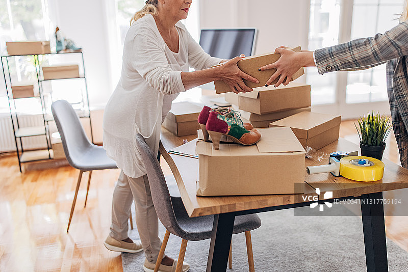 女人为顾客整理订单图片素材