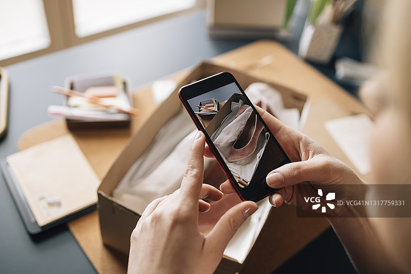 小型网店店主发货前拍摄商品照片图片素材