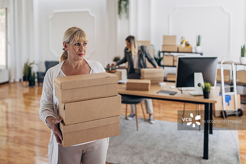 女人抱着待发货的订单图片素材