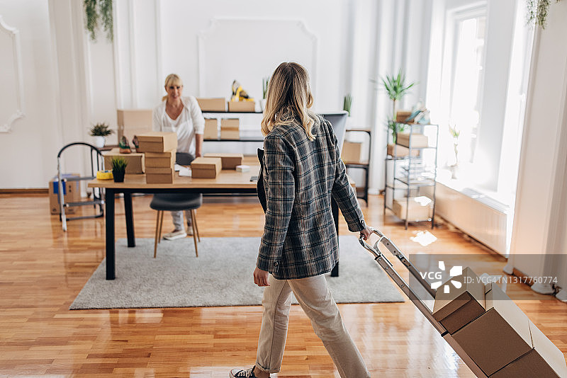 在仓库中工作的女性，准备发货图片素材