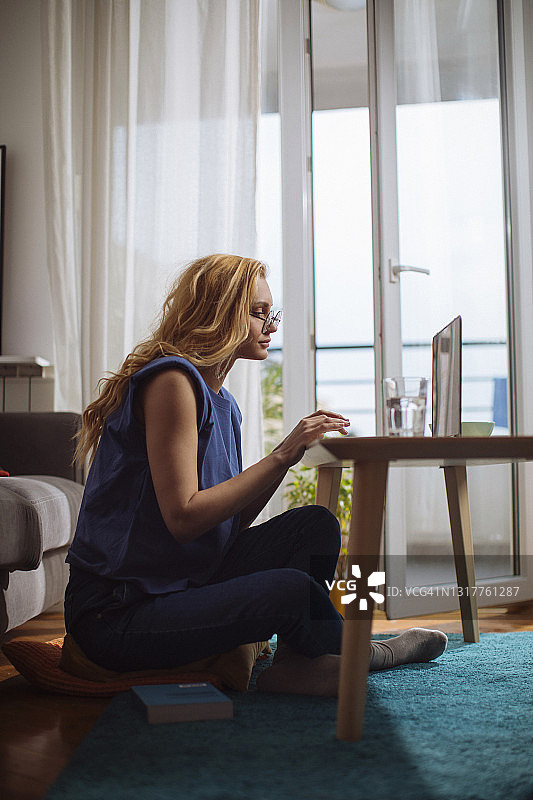 在家舒适办公图片素材