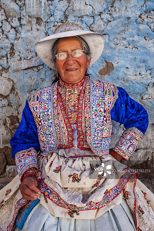 秘鲁奇瓦伊身穿民族服装的秘鲁妇女肖像图片素材