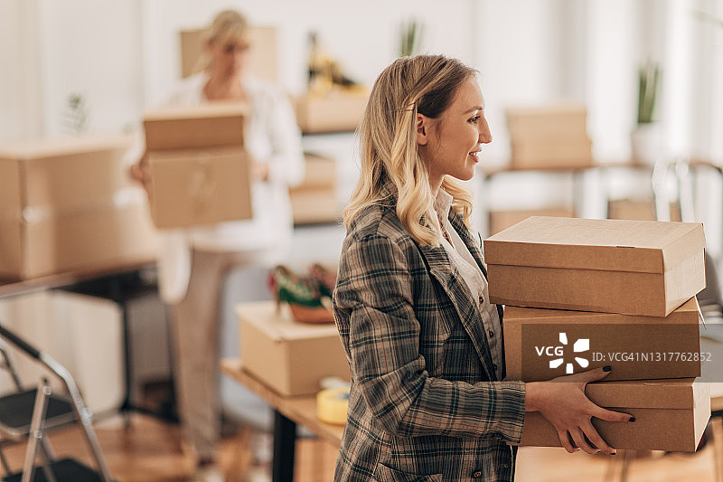 女人搬运运输订单图片素材