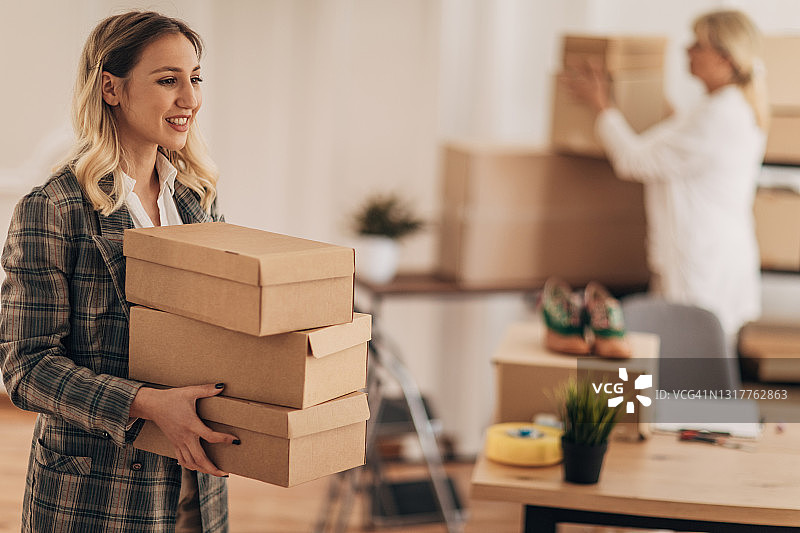 女人抱着待发货的订单图片素材