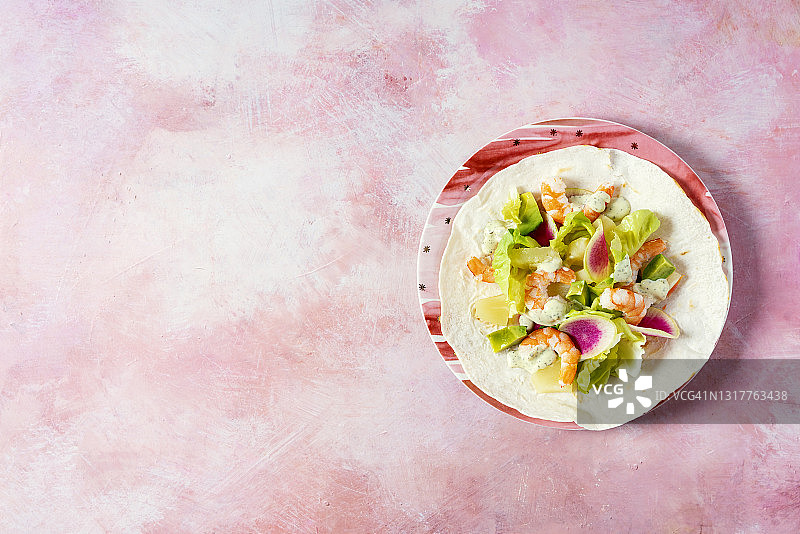 粉色背景上的虾肉玉米饼图片素材