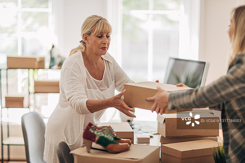 妇女打包顾客订单图片素材