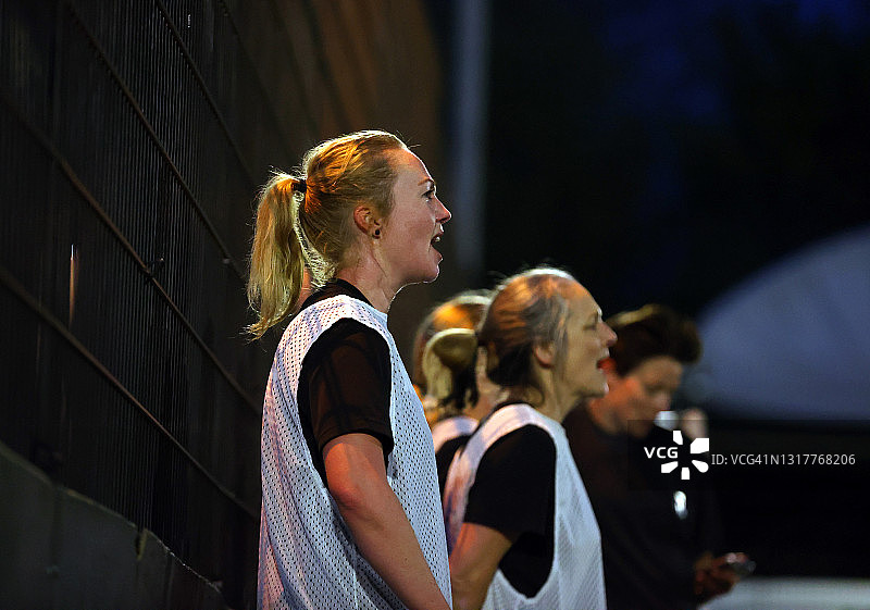 队友在场边为他们的队伍欢呼图片素材