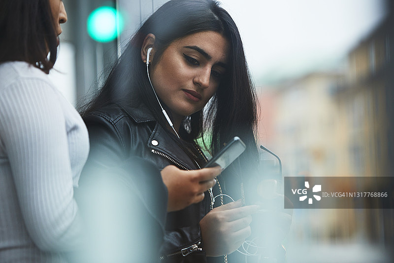 年轻女子使用手机图片素材