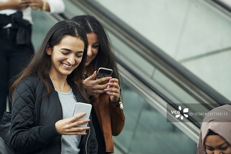 微笑女人使用手机图片素材