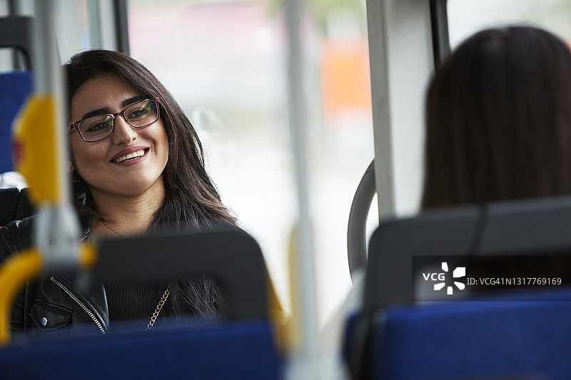 在公交车上的年轻女人图片素材