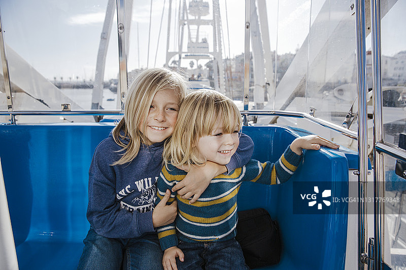 女孩们乘坐摩天轮图片素材