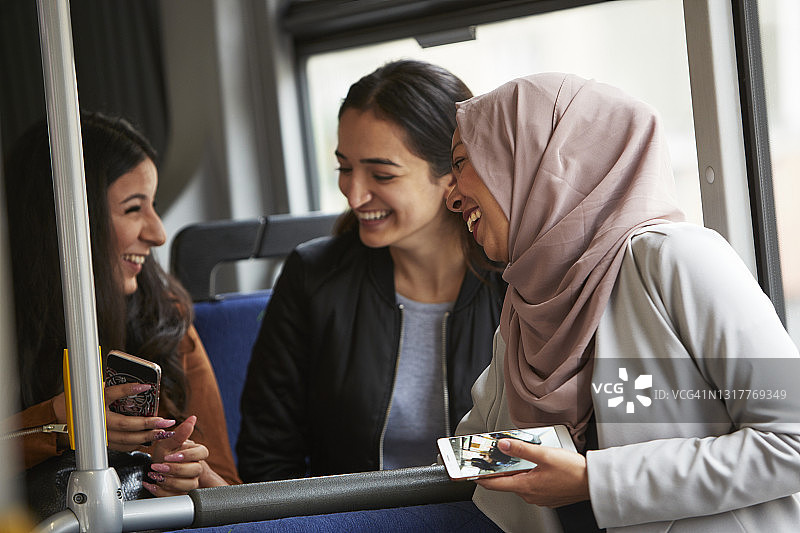 女人们在公共汽车上图片素材