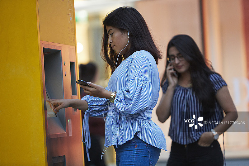 女人在售票机购买车票图片素材