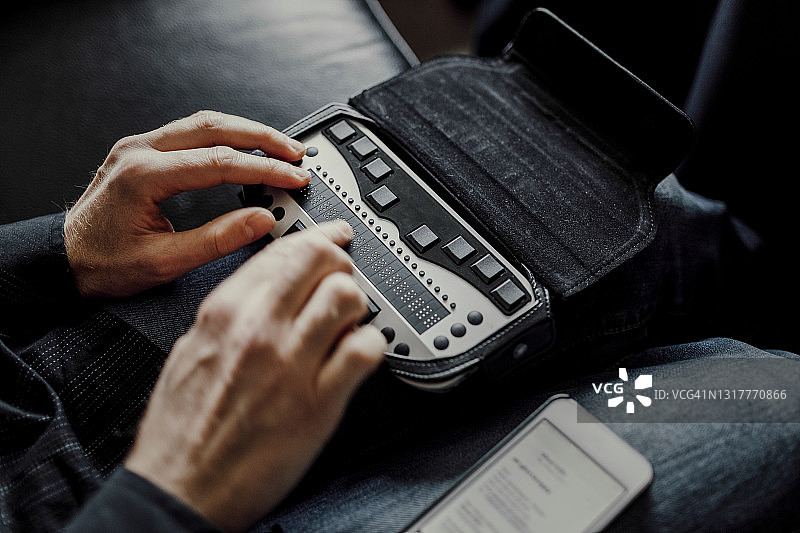 男人使用盲文键盘图片素材