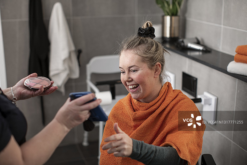 照镜子的女人图片素材