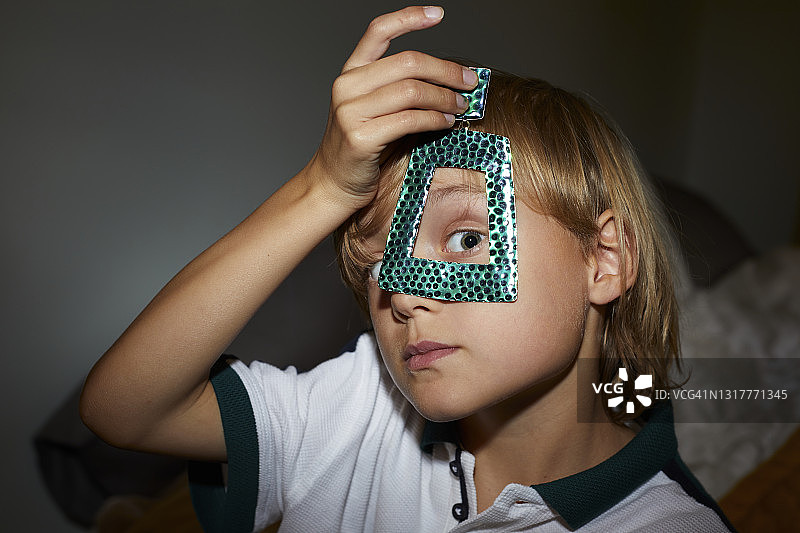 男孩看着镜头图片素材