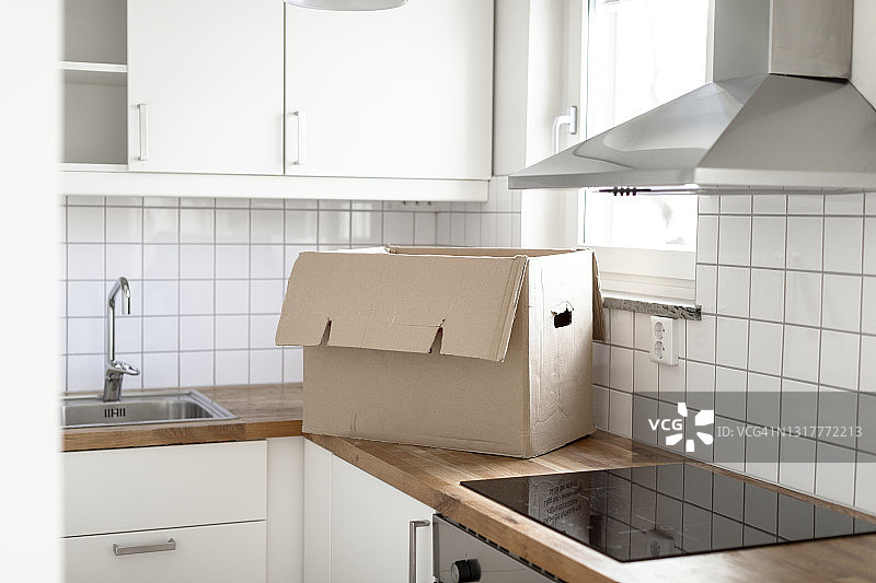 厨房台面上的纸箱图片素材