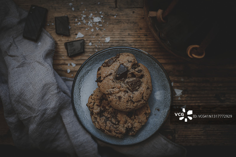 盘子里的巧克力饼干图片素材