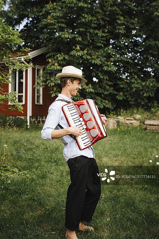 男人在花园里拉手风琴图片素材