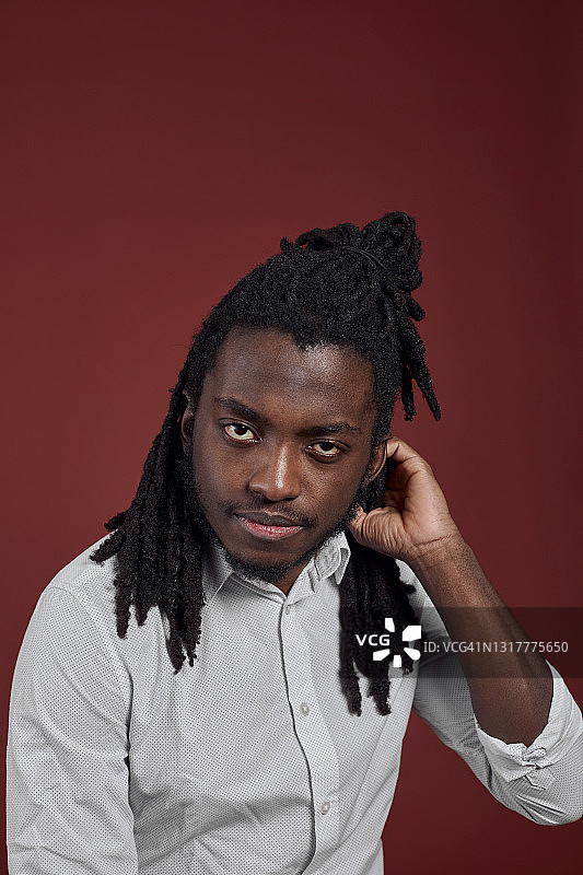 男人看着镜头，影棚拍摄图片素材