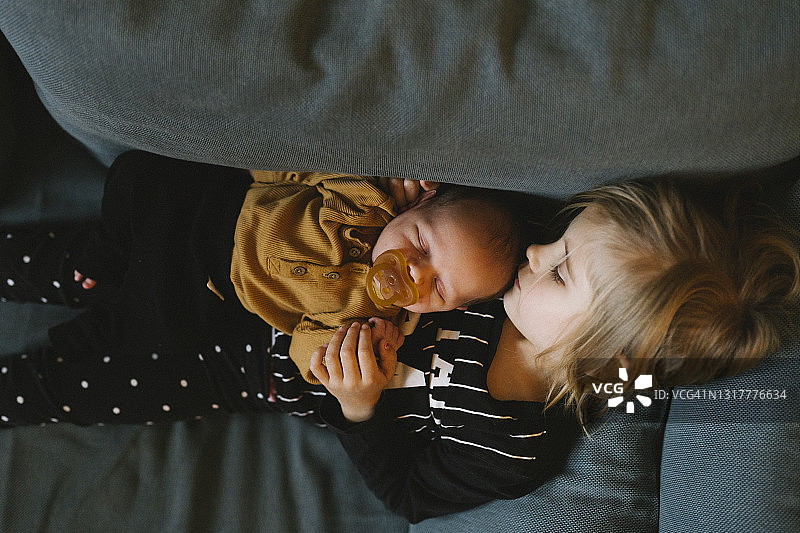 姐姐和弟弟妹妹在沙发上图片素材