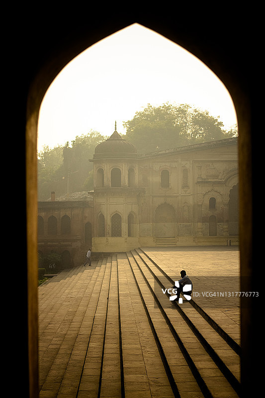男子坐在空荡荡的清真寺里图片素材