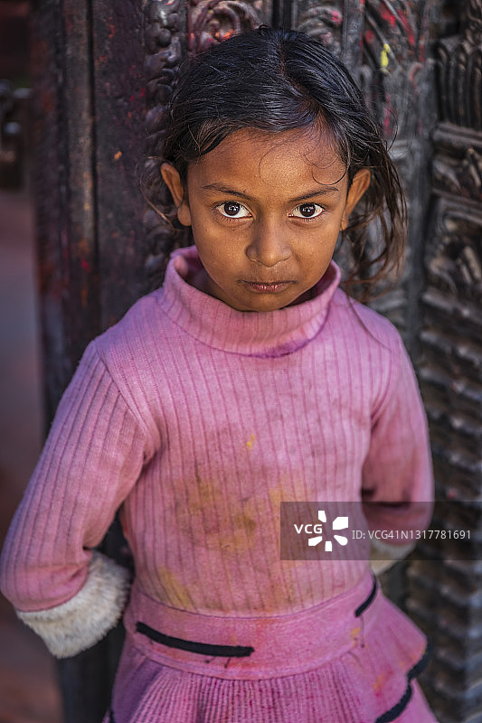 尼泊尔巴克塔普尔的尼泊尔小女孩肖像图片素材