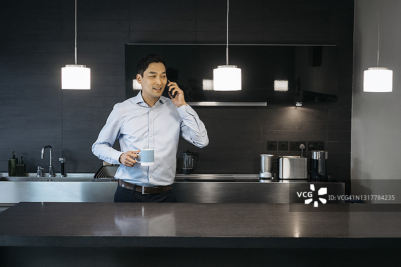 年长的东亚裔管理人员远程工作图片素材