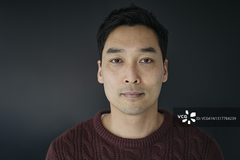 穿着休闲装的成熟中国男人的头像图片素材