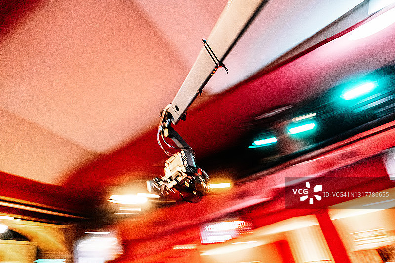 电视台演播室里移动的摇臂摄像机图片素材