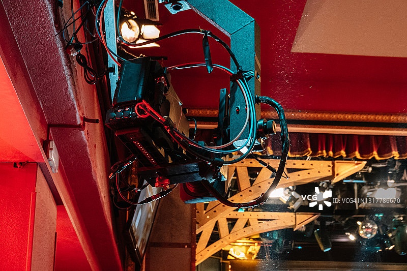 从下往上看电视台演播室的摇臂摄像机图片素材