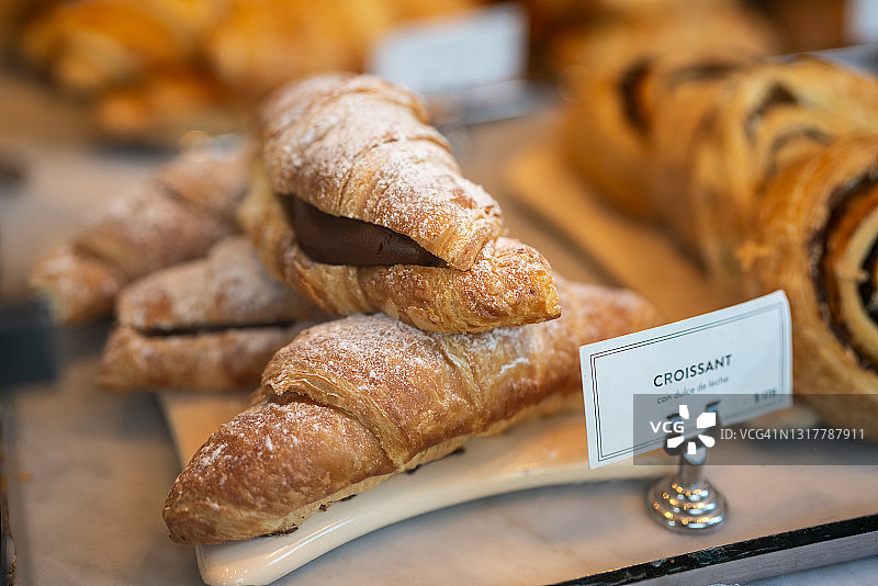 面包店出售的新鲜羊角面包图片素材