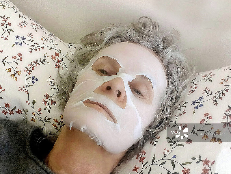 敷着美容面膜的年长女性图片素材