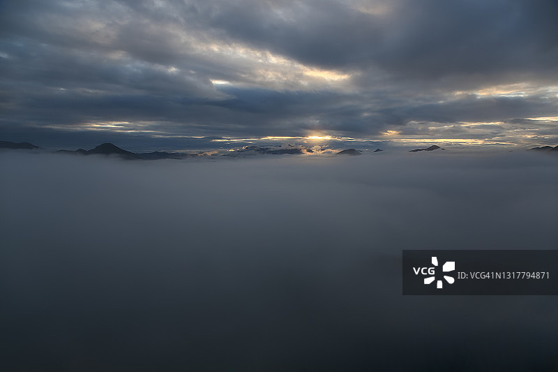 韩国加平郡雾气缭绕的Bonapsan山风光图片素材