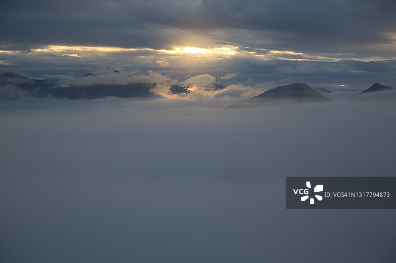 韩国加平郡雾气缭绕的Bonapsan山风光图片素材