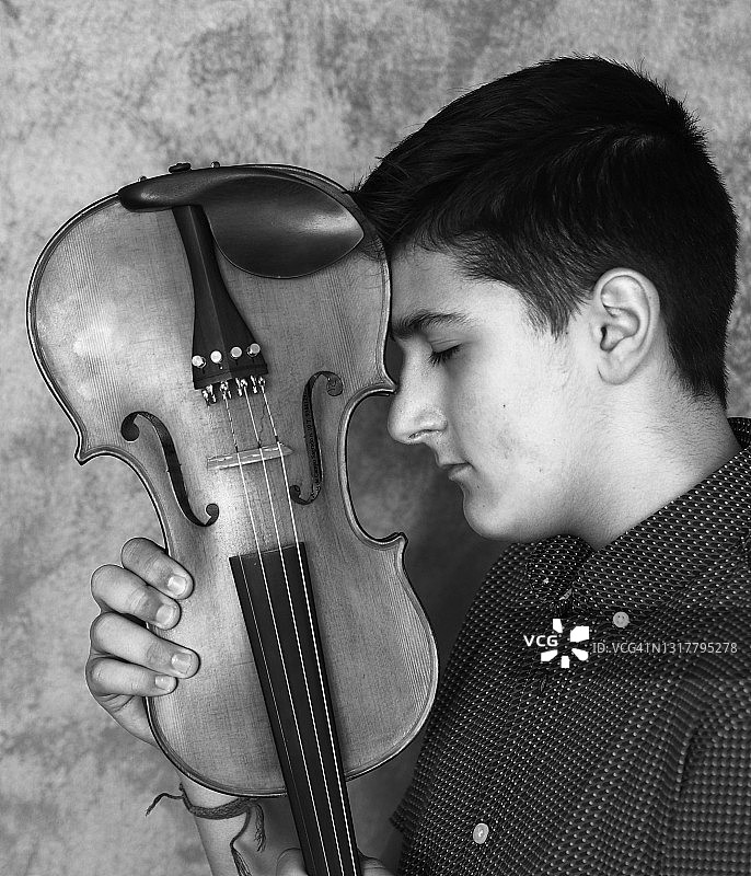 男孩与小提琴合影图片素材