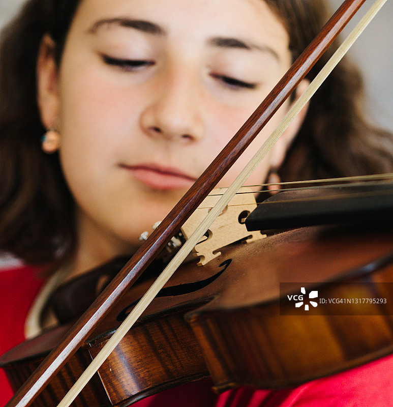 拉小提琴的女孩肖像图片素材