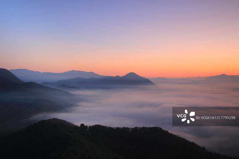 韩国加平郡雾气缭绕的Bonapsan山风光图片素材