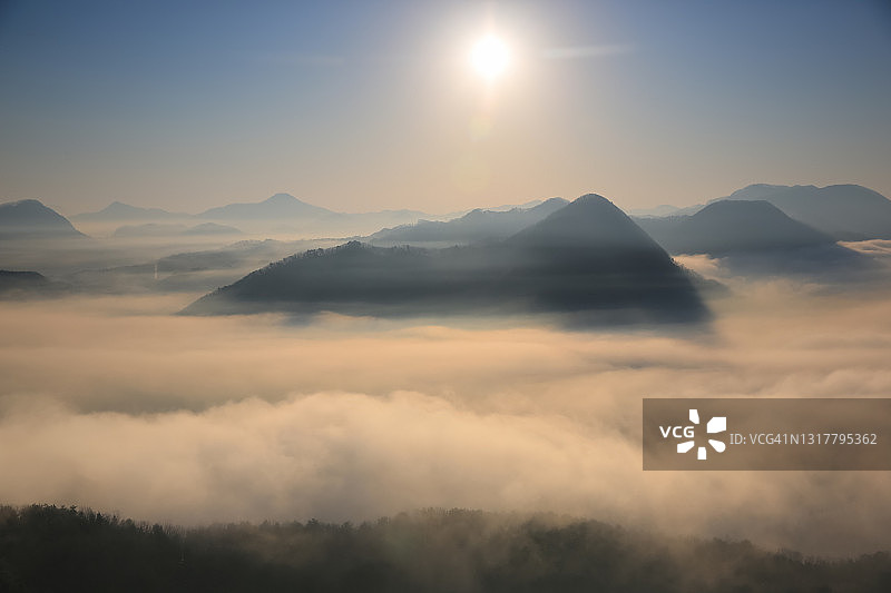 韩国加平郡雾气缭绕的Bonapsan山风光图片素材