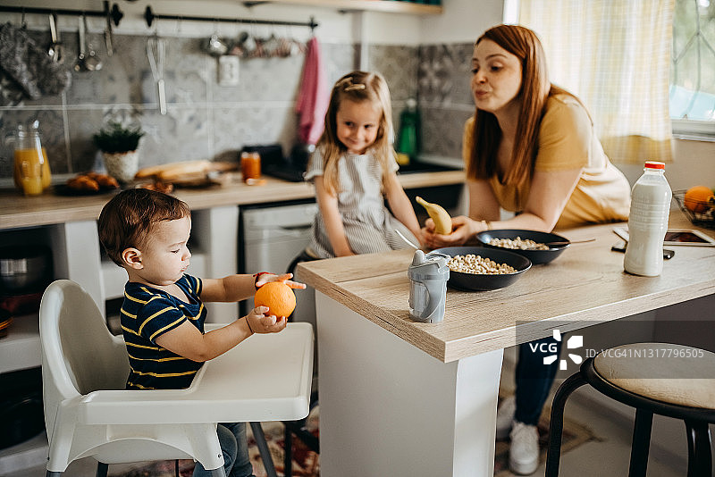 母亲和孩子们准备早餐图片素材