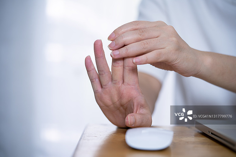 使用电脑导致手腕疼痛的女人图片素材