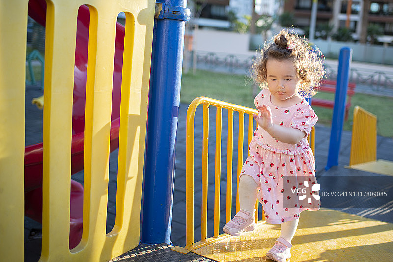 可爱的女婴在公园里玩耍图片素材