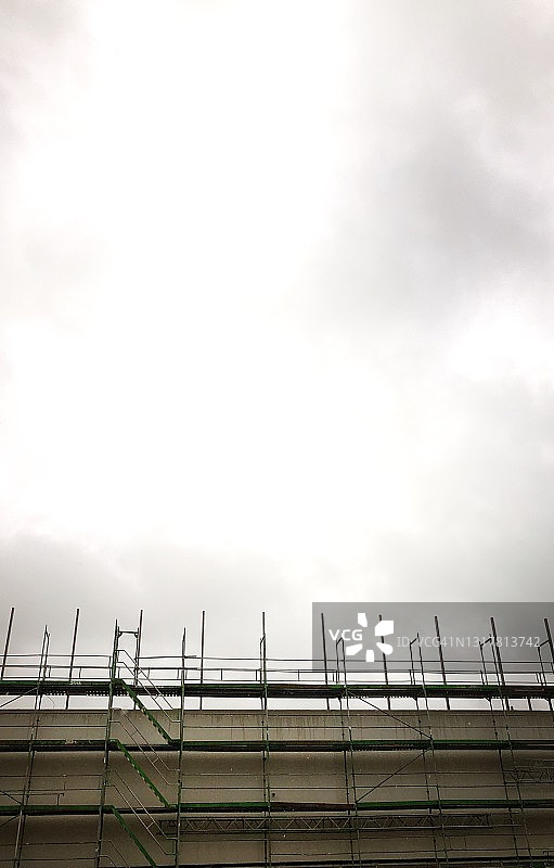 阴天建筑物周围的脚手架图片素材