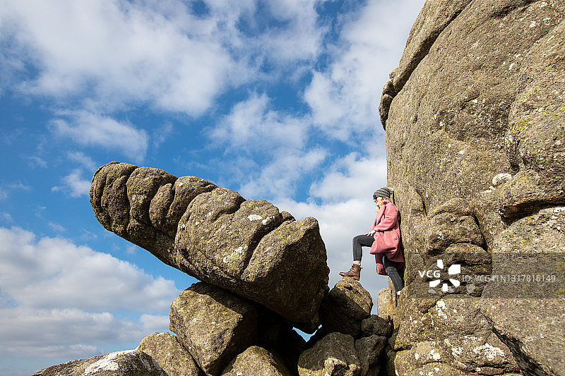女士站在达特穆尔的岩石上图片素材