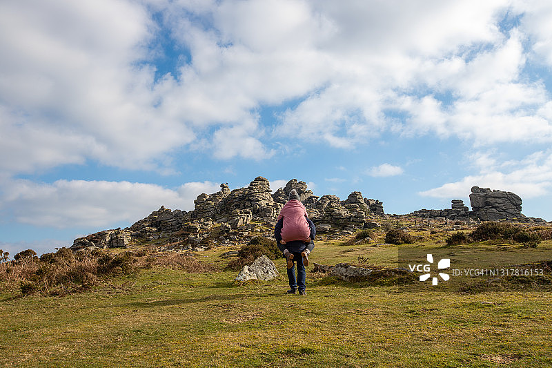 男子在达特穆尔Hound Tor背着女士图片素材