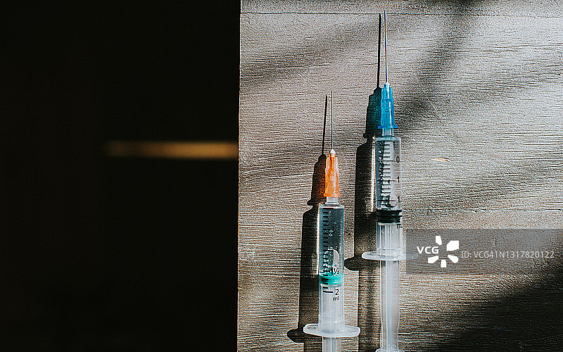 并排放置的两个注射器的概念图图片素材